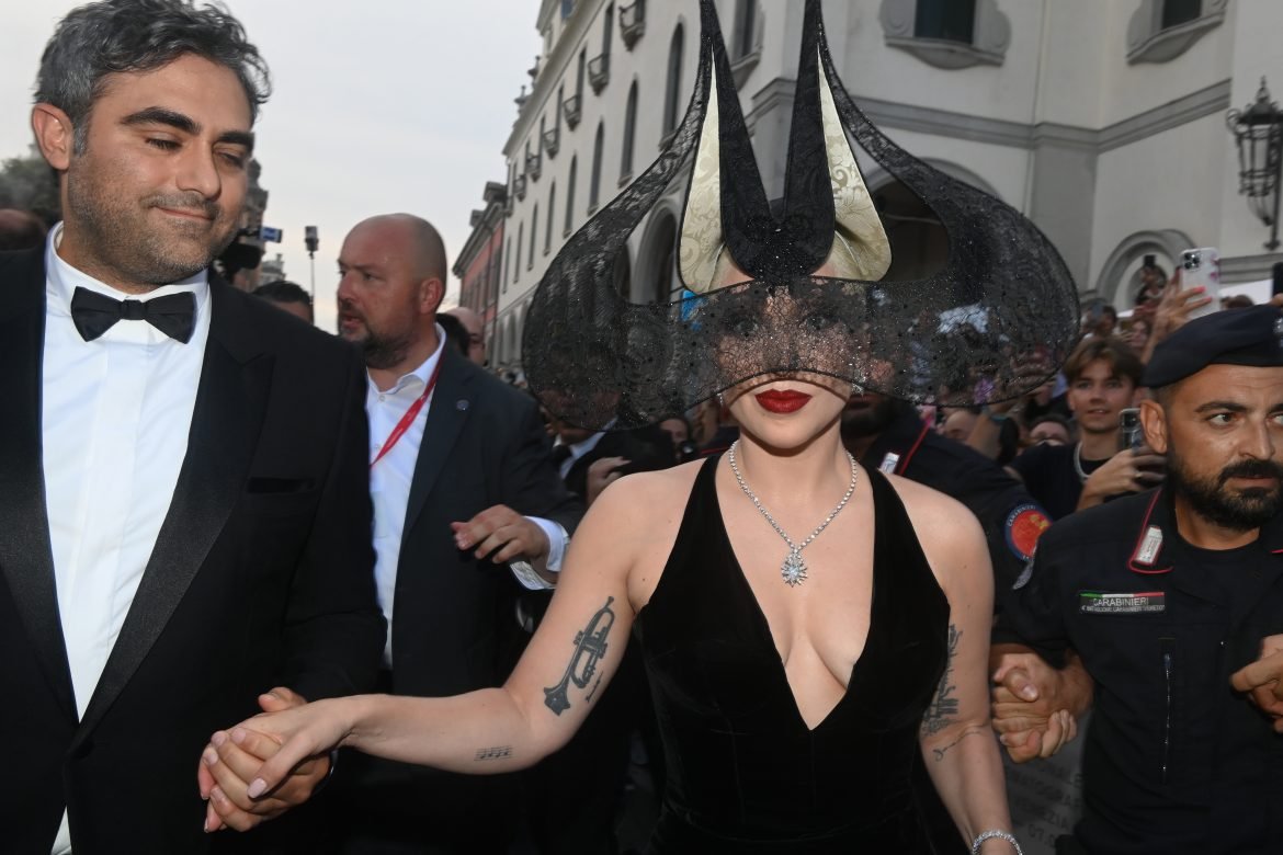 99855-RED_CARPET_-_JOKER_FOLIE____DEUX_-_Michael_Polansky_and_Lady_Gaga__Credits_G._Zucchiatti_La_Biennale_di_Venezia_-_Foto_ASAC__1_